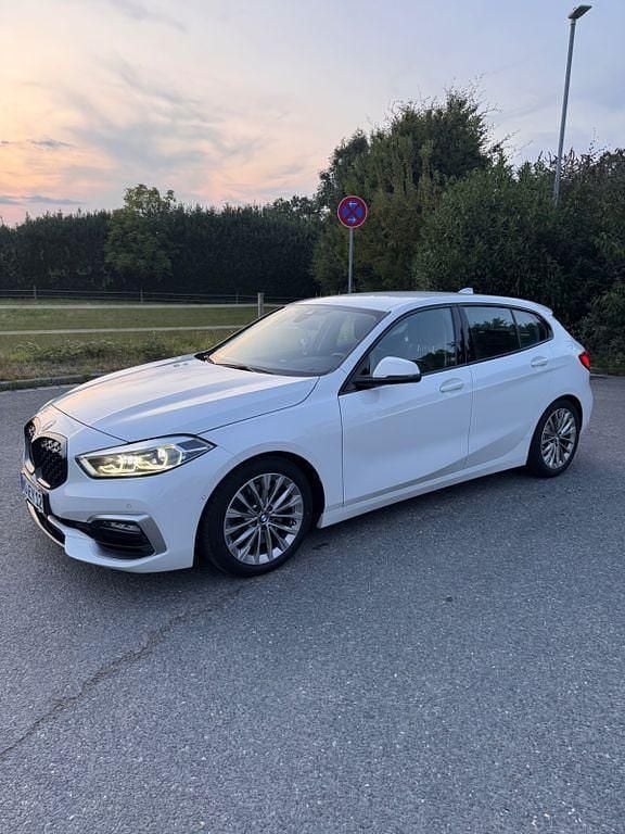 Weiß Gebraucht 2020 BMW 120 Luxury Line Kleinwagen | 23.000 € (Fairer Preis) - Bild 1/4
