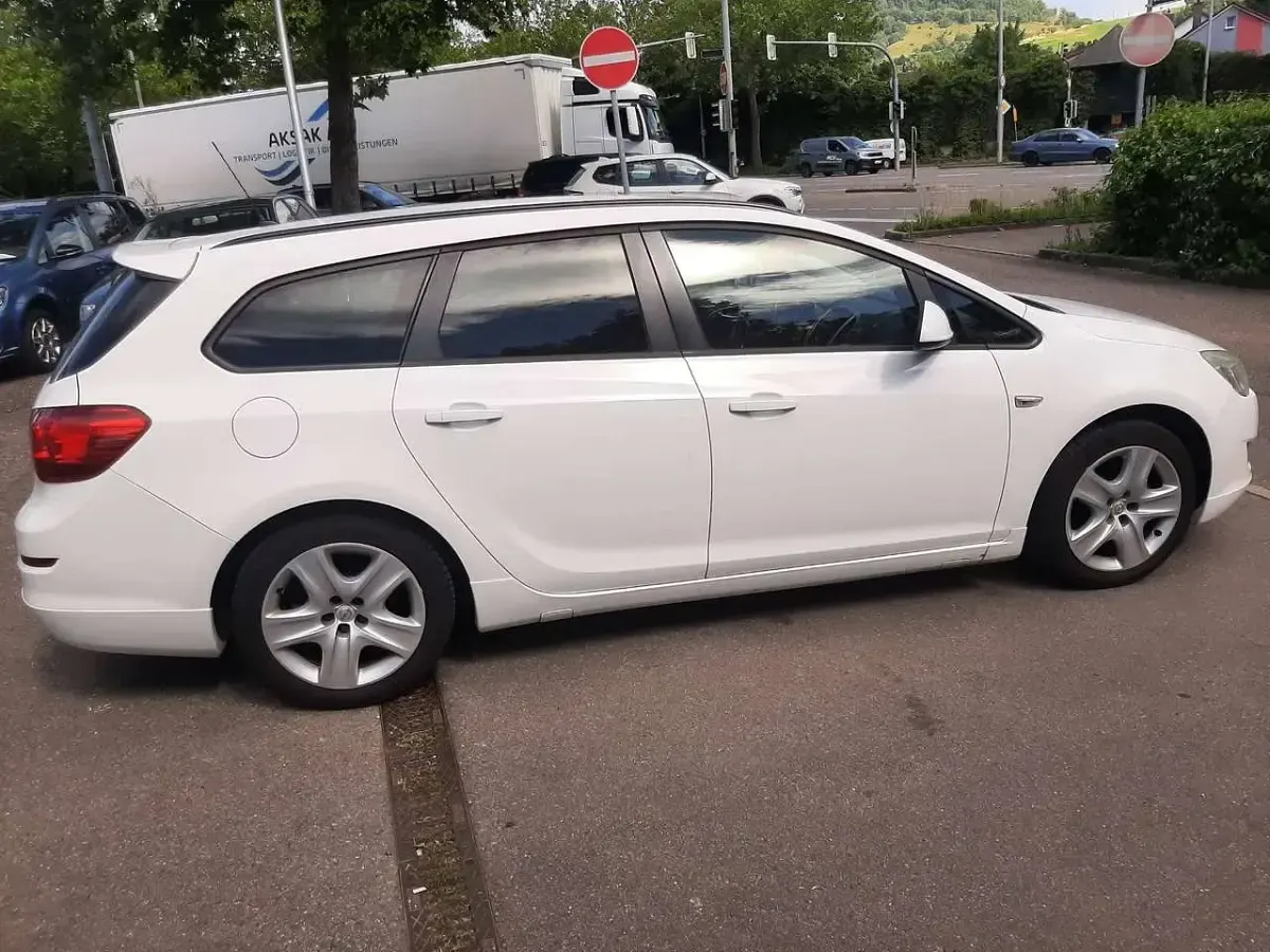 Gebraucht Opel Astra Selection 140 PS (102 kW) 2011 Weiß Kombi
