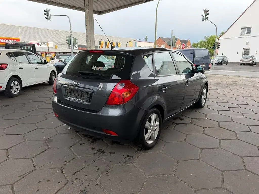 Używany Kia Ceed 143 KM (105 kW) 2008 Szary Hatchback