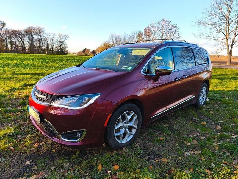 Rot Gebraucht 2019 Chrysler Pacifica Limited Van / Kleinbus | 17.000 € (Fairer Preis) - Bild 1/4