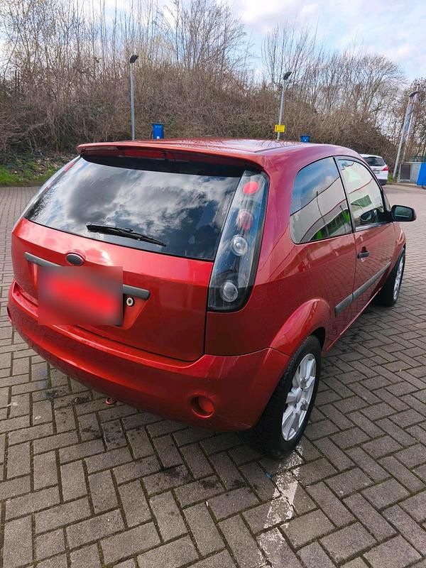Gebraucht Ford Fiesta 80 PS (58 kW) 2005 Rot Kleinwagen