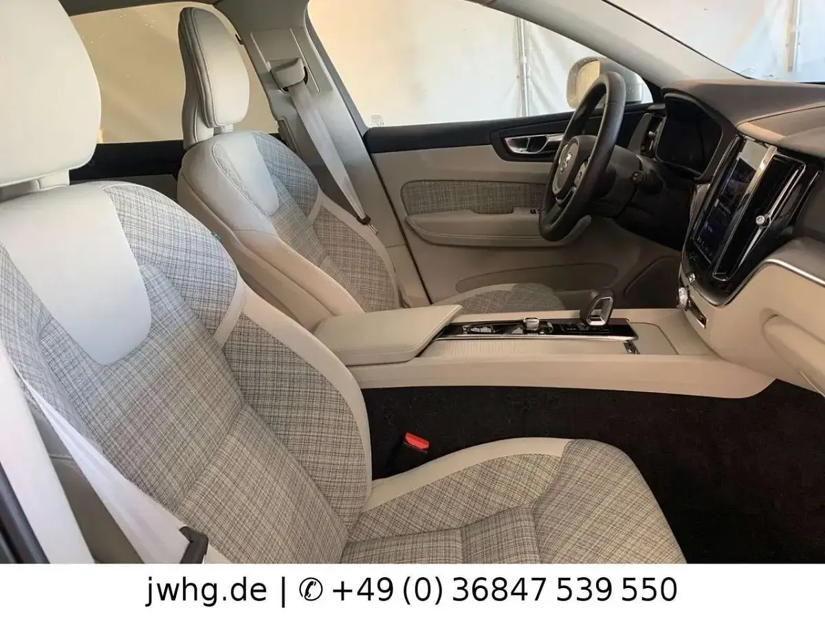 Gebraucht Volvo XC60 Core 197 PS (144 kW) 2023 Silver dawn metallic (metallic) SUV