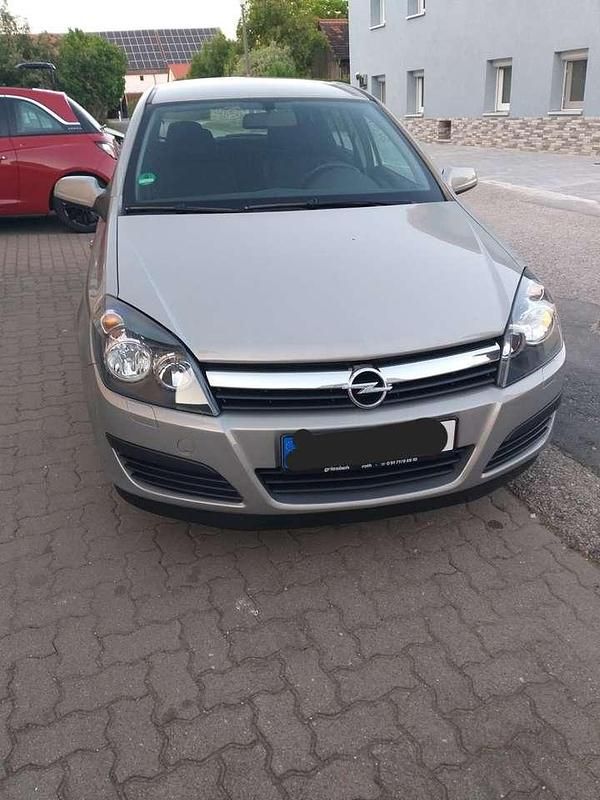 Grau Gebraucht 2006 Opel Astra Limousine | 4.500 € (Teuer) - Bild 1/4