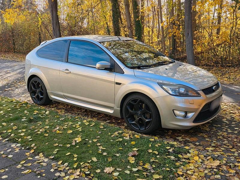Silber Gebraucht 2009 Ford Focus ST Limousine | 5.700 € (Fairer Preis) - Bild 1/4