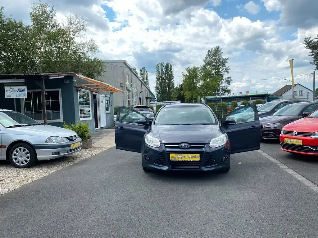 Gebraucht Ford Focus 105 PS (77 kW) 2012 Grau Limousine