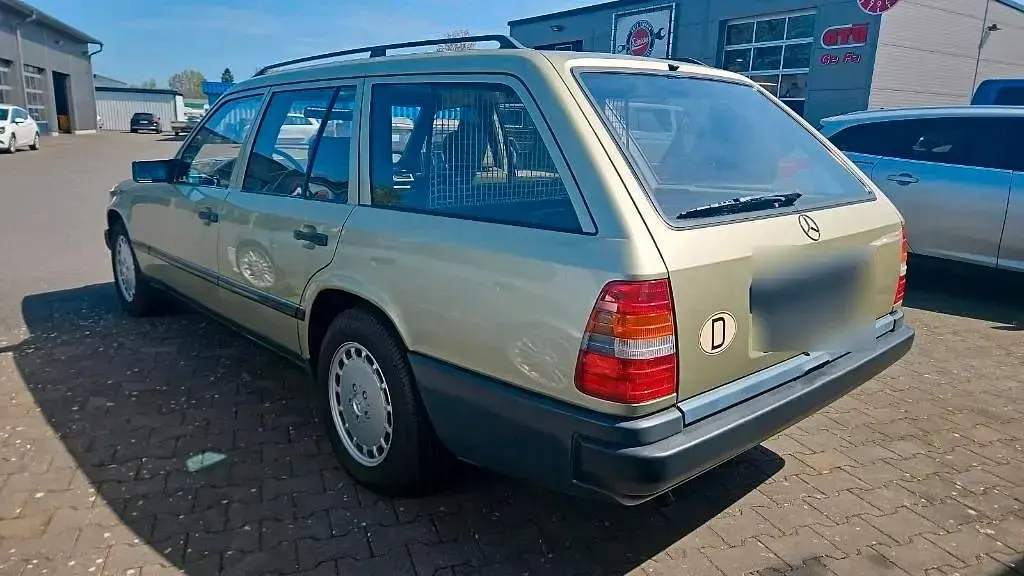 Gebraucht Mercedes E300 179 PS (131 kW) 1986 Grün Kombi