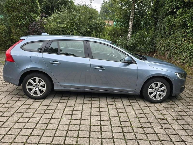 Gebraucht Volvo V60 150 PS (110 kW) 2017 Grün Kombi