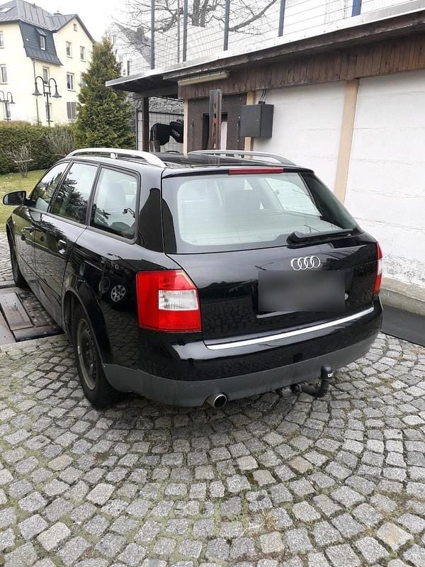 Używany Audi A4 131 KM (96 kW) 2001 Czarny Kombi