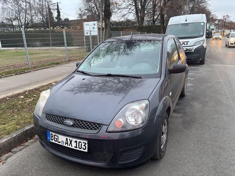Grau Gebraucht 2007 Ford Fiesta Ambiente Limousine | 1.000 € (Guter Preis) - Bild 1/4