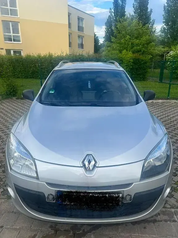 Gebraucht Renault Mégane Dynamique 106 PS (77 kW) 2011 Silber Limousine
