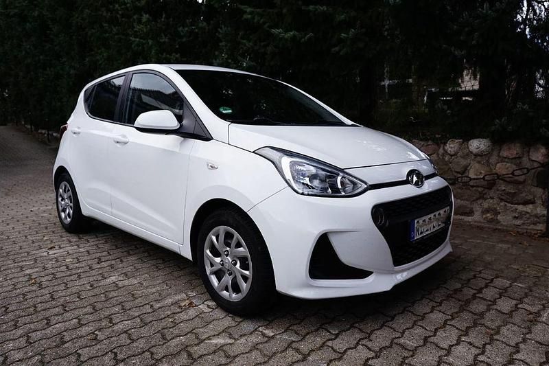 Weiß Gebraucht 2018 Hyundai i10 Passion Plus Kleinwagen | 6.950 € (Guter Preis) - Bild 1/4