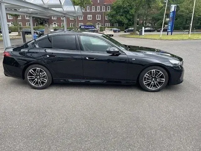 Gebraucht BMW 520 Sport Line 208 PS (152 kW) 2024 Schwarz Limousine