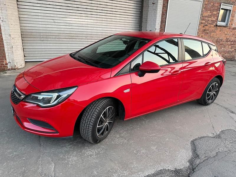Gebraucht Opel Astra 105 PS (77 kW) 2017 Rot Limousine