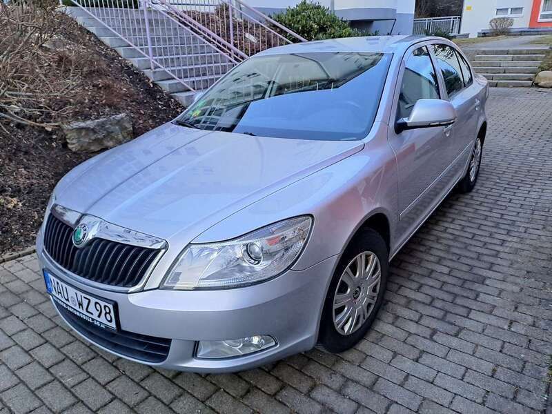 Silber Gebraucht 2012 Skoda Octavia Elegance Limousine | 7.800 € (Fairer Preis) - Bild 1/4