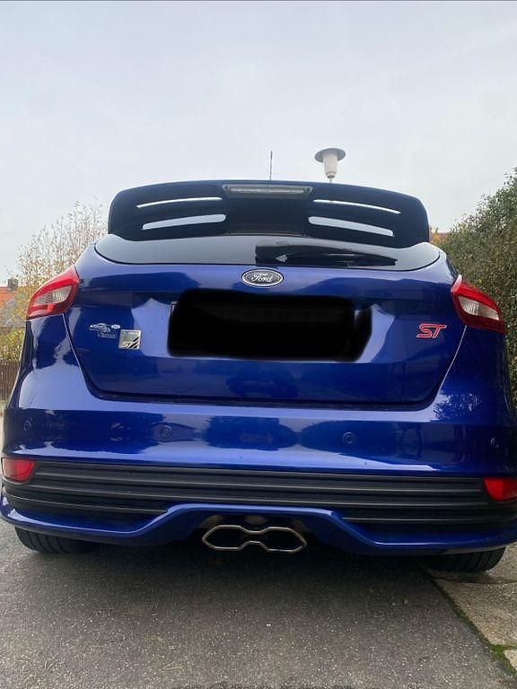 Blau Gebraucht 2016 Ford Focus ST Limousine | 7.850 € (Superpreis) - Bild 1/4