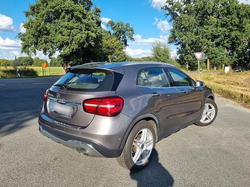 Schwarz Gebraucht 2018 Mercedes GLA200 SUV | 22.100 € (Fairer Preis) - Bild 1/4