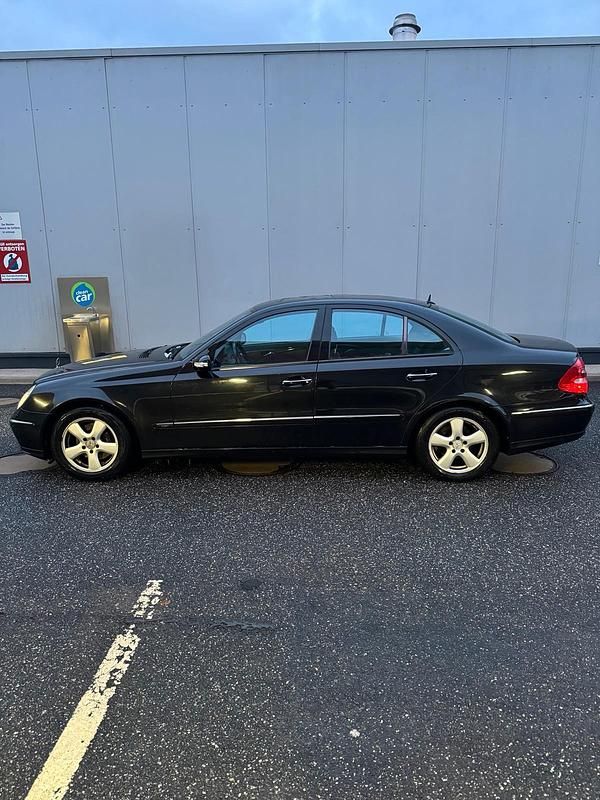Gebraucht Mercedes E320 Avantgarde 204 PS (150 kW) 2003 Schwarz Limousine