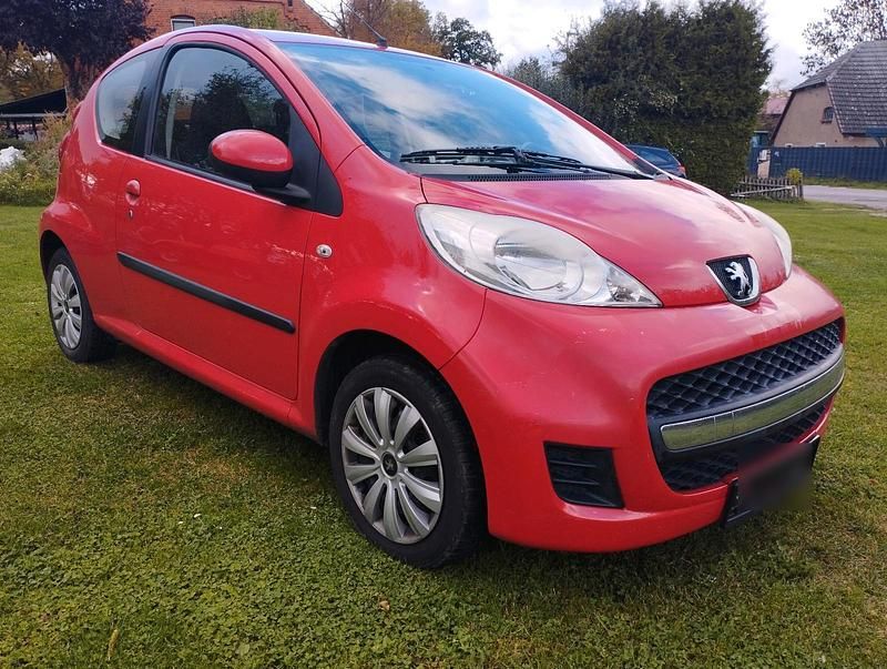 Rot Gebraucht 2012 Peugeot 107 Kleinwagen | 1.198 € (Superpreis) - Bild 1/4