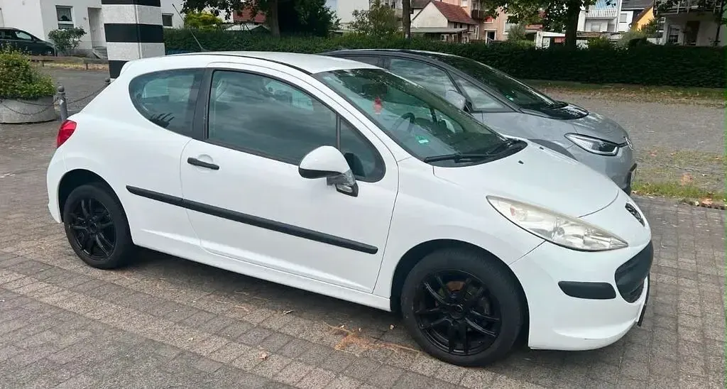 Gebraucht Peugeot 207 73 PS (53 kW) 2009 Weiß Kleinwagen