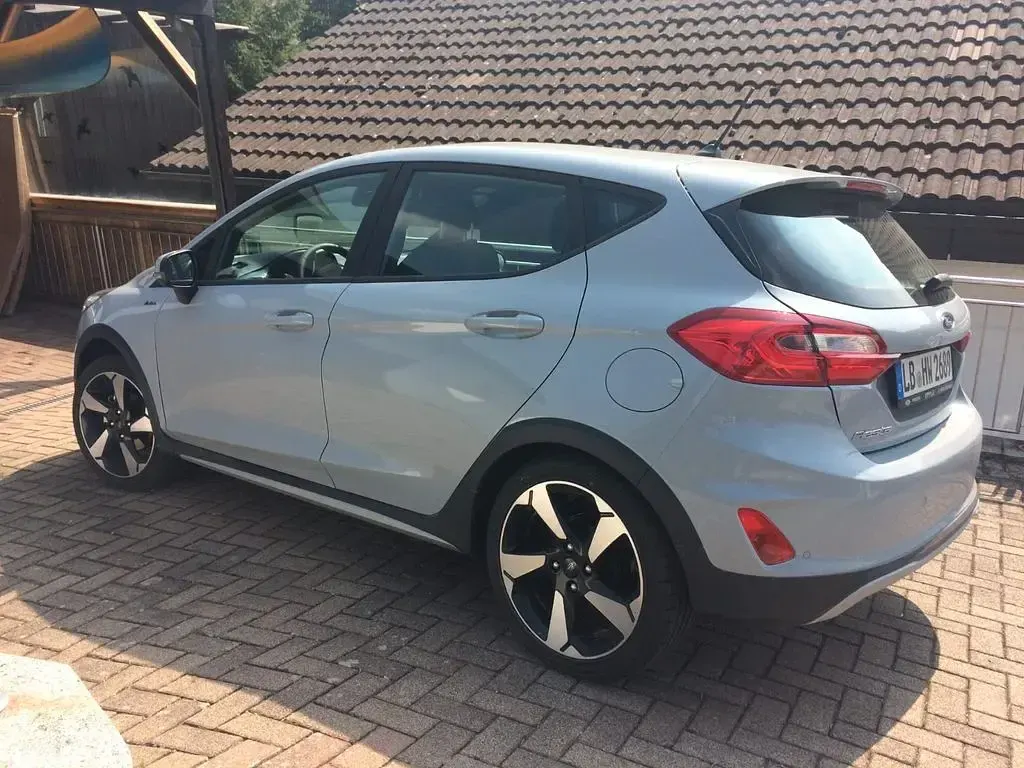 Gebraucht Ford Fiesta Active 101 PS (74 kW) 2018 Grau Kleinwagen