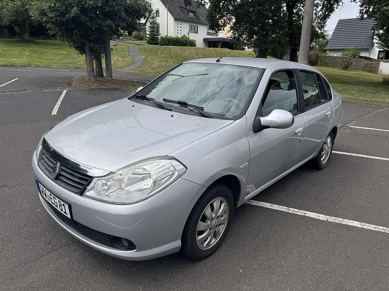 Silber Gebraucht 2013 Renault Clio IV Dynamique Limousine | 3.900 € (Guter Preis) - Bild 1/4