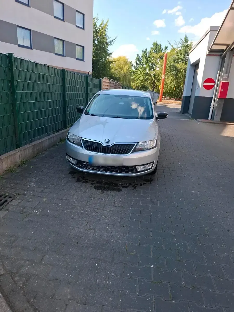 Gebraucht Skoda Rapid Ambition 90 PS (66 kW) 2015 Silber Kleinwagen
