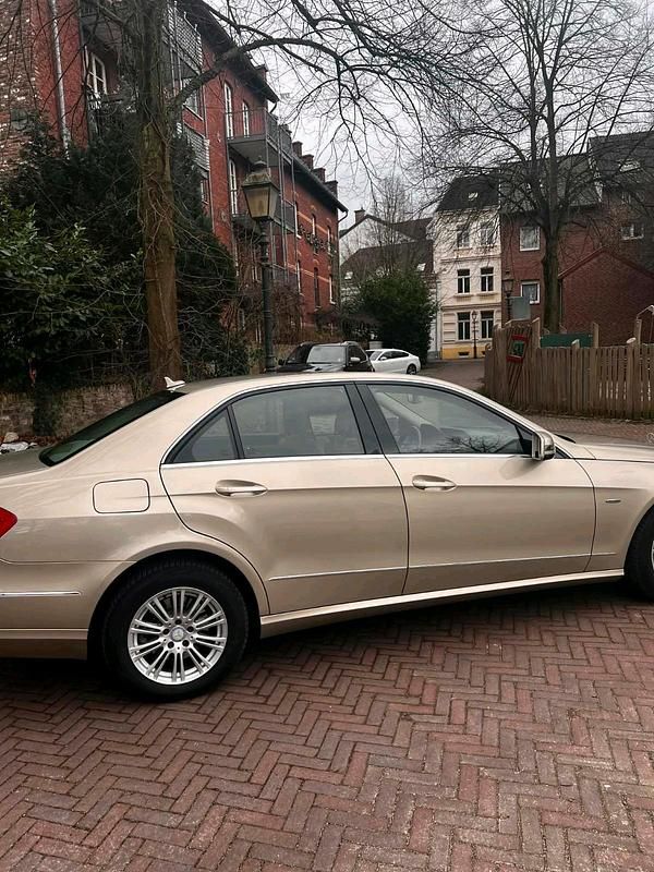 Gebraucht Mercedes E250 204 PS (150 kW) 2009 Gold Limousine