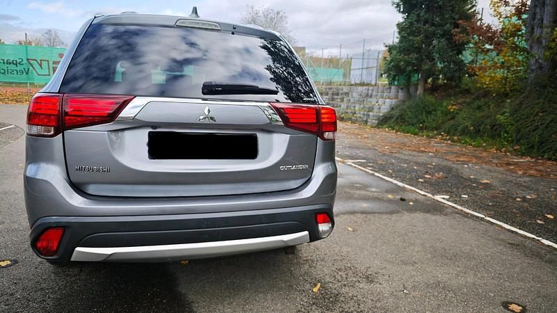 Gebraucht Mitsubishi Outlander Edition 150 PS (110 kW) 2018 Grau SUV