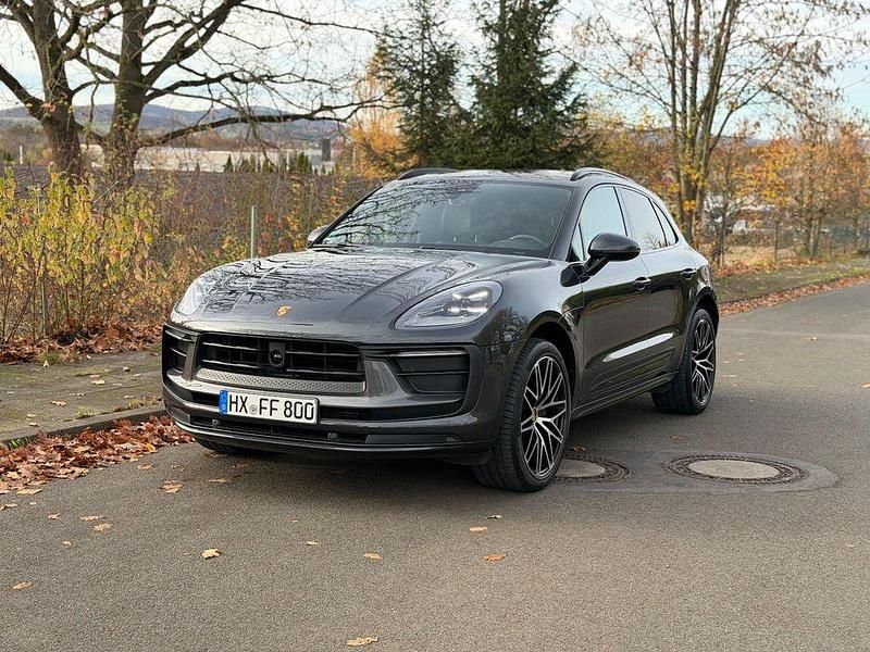 Grau Gebraucht 2022 Porsche Macan SUV | 66.950 € (Etwas zu teuer) - Bild 1/4