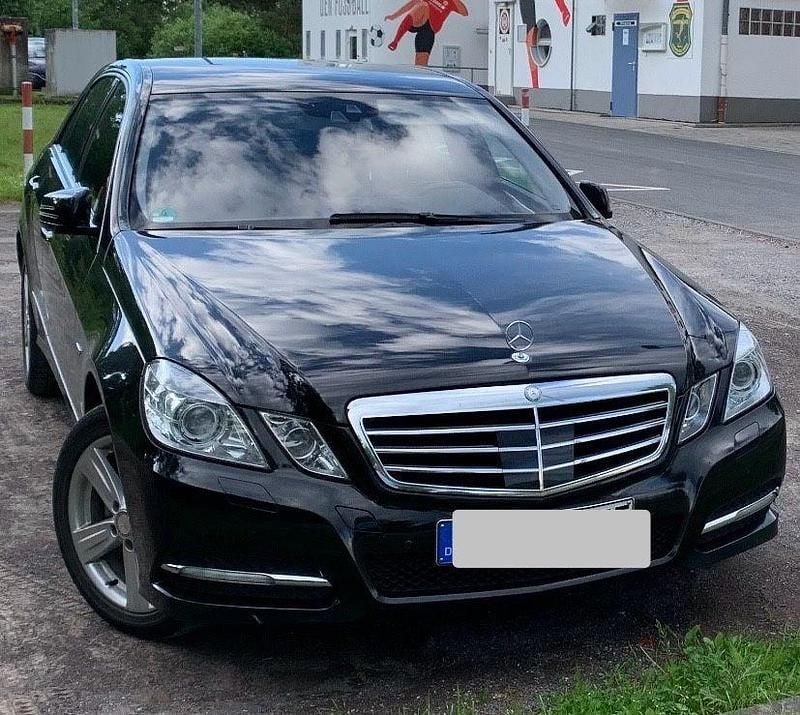 Gebraucht Mercedes E220 Avantgarde 170 PS (125 kW) 2010 Schwarz Limousine