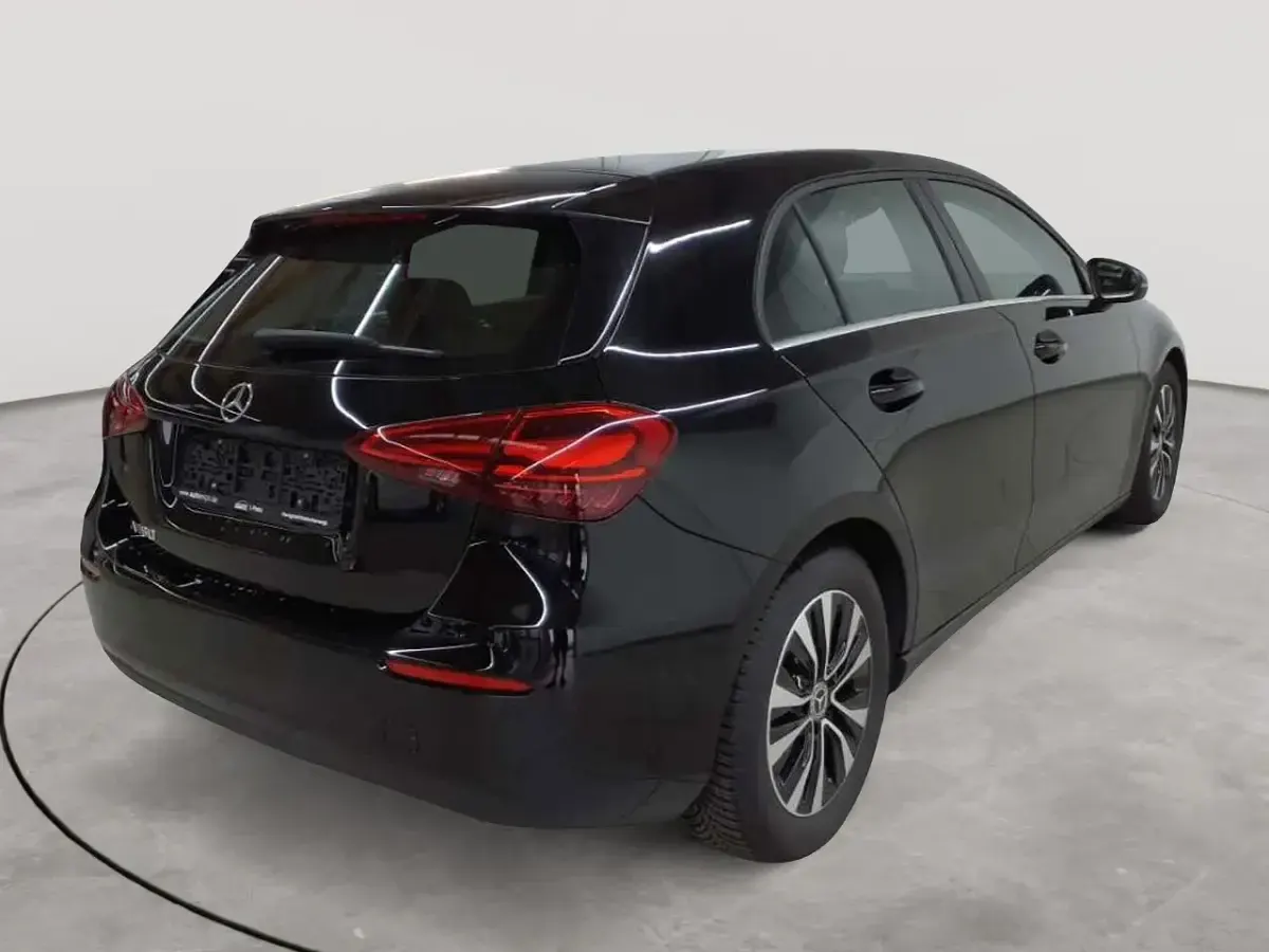 Gebraucht Mercedes A180 136 PS (100 kW) 2023 Nachtschwarz Limousine