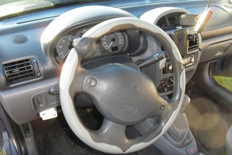 Gebraucht Renault Clio II 80 PS (58 kW) 1999 Violet Kleinwagen