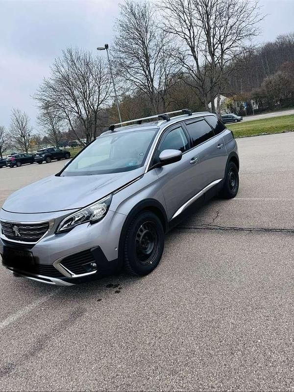 Grau Gebraucht 2019 Peugeot 5008 Allure Van / Kleinbus | 18.500 € (Etwas zu teuer) - Bild 1/4