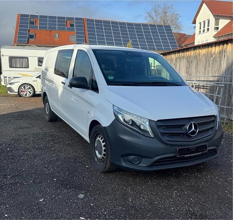 Weiß Gebraucht 2018 Mercedes Vito Van / Kleinbus | 13.699 € - Bild 1/4