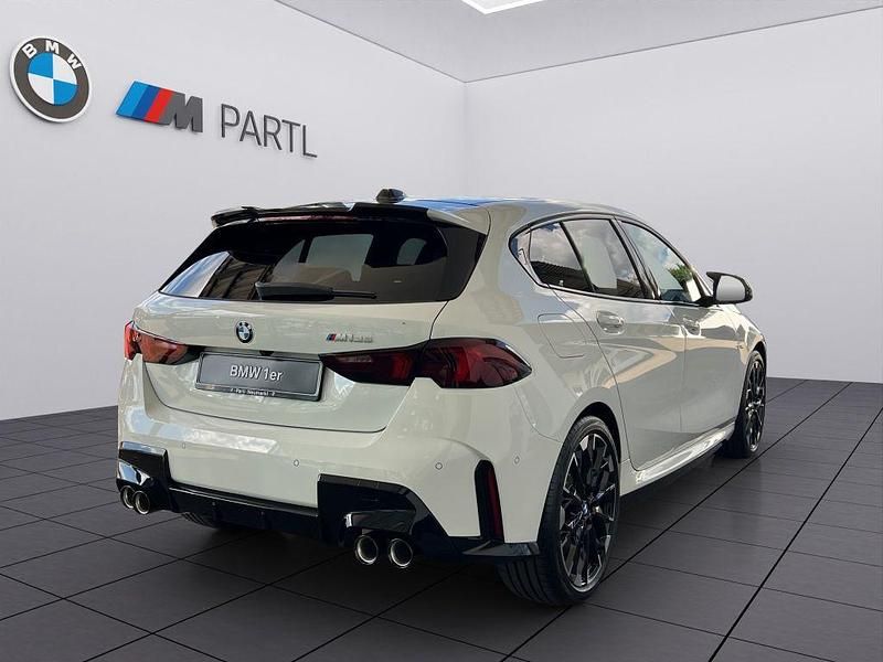 Neu BMW M135 Performance 300 PS (220 kW) 2025 Weiß Kleinwagen