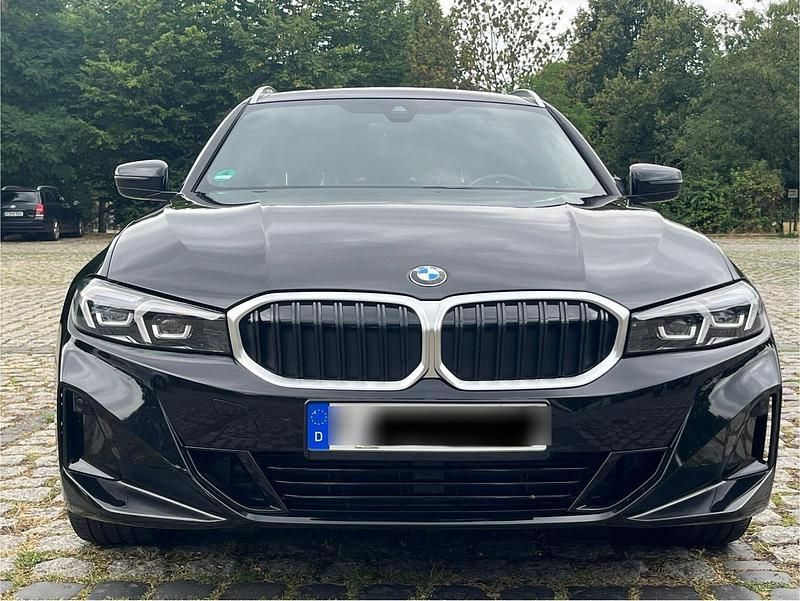 Schwarz Gebraucht 2024 BMW 320 Comfort Edition Kombi | 31.500 € (Superpreis) - Bild 1/4