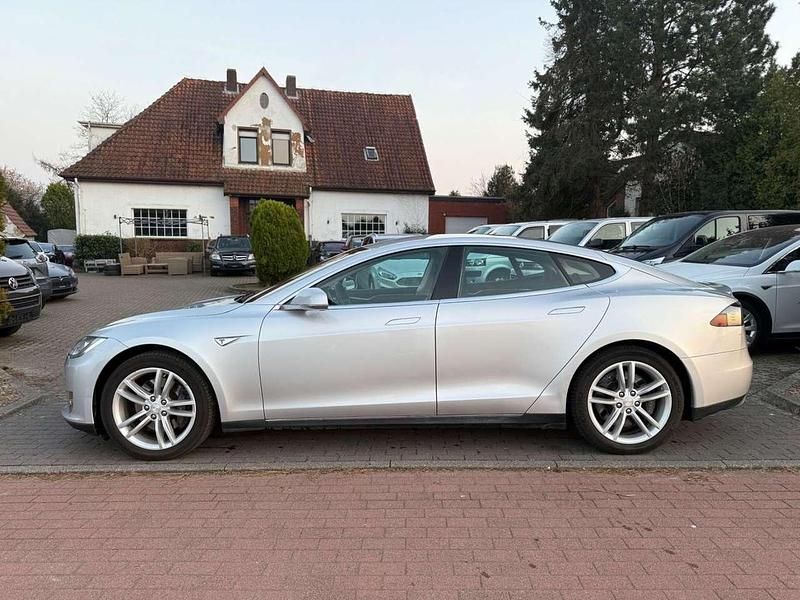 Silber Gebraucht 2013 Tesla Model S Limousine | 16.590 € (Superpreis) - Bild 1/4