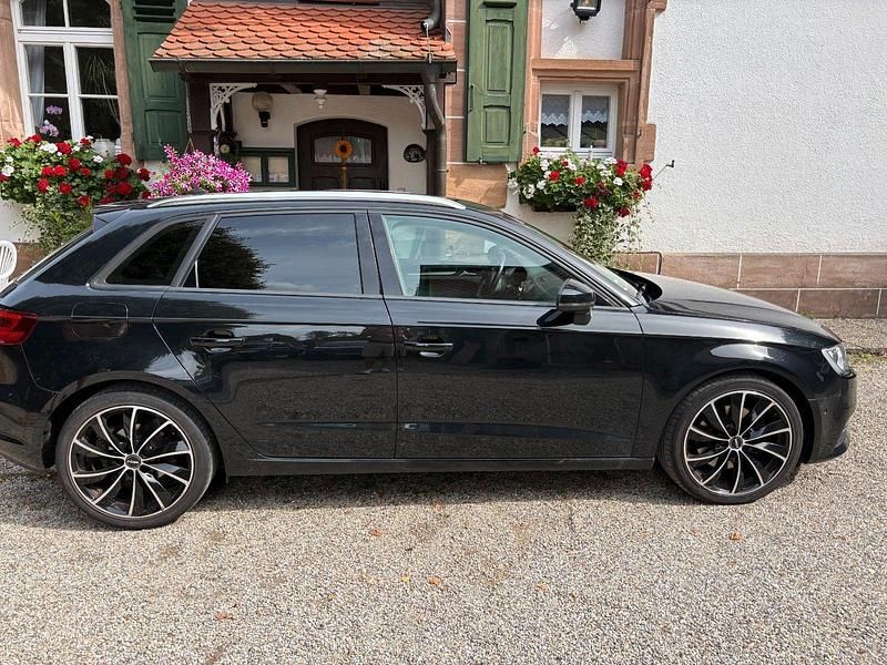 Schwarz Gebraucht 2013 Audi A3 Sportback Ambiente Kombi | 8.500 € (Guter Preis) - Bild 1/4