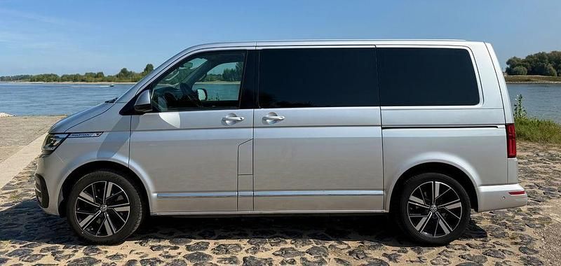 Silber Gebraucht 2020 VW Multivan Highline Van / Kleinbus | 42.999 € (Fairer Preis) - Bild 1/4