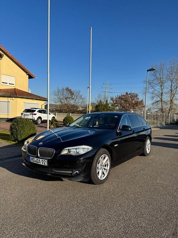 Schwarz Gebraucht 2011 BMW 520 Performance Kombi | 6.900 € (Guter Preis) - Bild 1/4