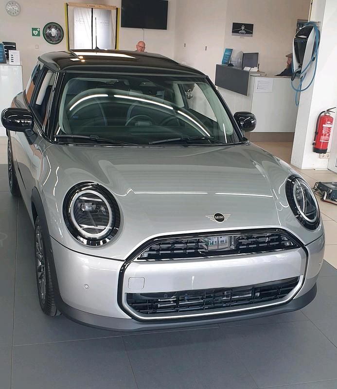 Silber Gebraucht 2024 Mini Cooper Kleinwagen | 24.999 € (Superpreis) - Bild 1/4