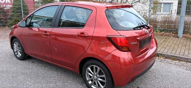 Gebraucht Toyota Yaris 69 PS (50 kW) 2015 Rot Kleinwagen