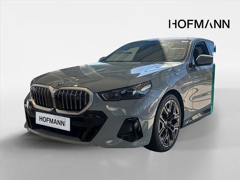 M brooklyn grau metallic Gebraucht 2024 BMW i5 Sport Line Limousine | 64.965 € - Bild 1/3