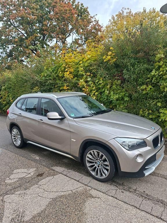 Grau Gebraucht 2011 BMW X1 SUV | 7.290 € (Fairer Preis) - Bild 1/4