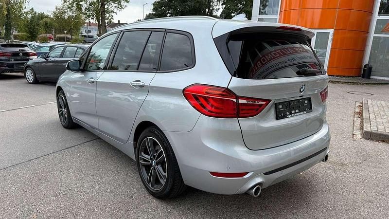 Gebraucht BMW 220 Sport Line 190 PS (139 kW) 2018 Glaciersilber Van / Kleinbus