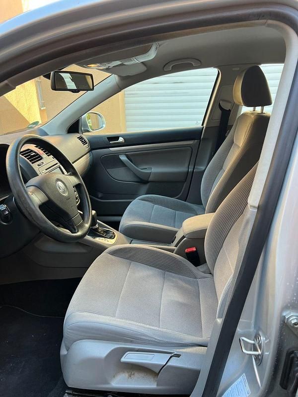 Second-hand VW Jetta 141 CP (103 kW) 2006 Argintiu Berlinǎ