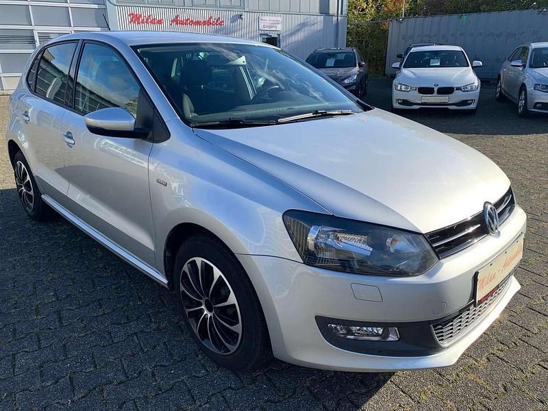 Reflexsilber metallic Gebraucht 2013 VW Polo Life Kleinwagen | 6.950 € (Fairer Preis) - Bild 1/4