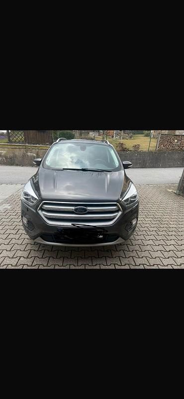 Grau Gebraucht 2019 Ford Kuga Titanium SUV | 14.000 € (Fairer Preis) - Bild 1/4