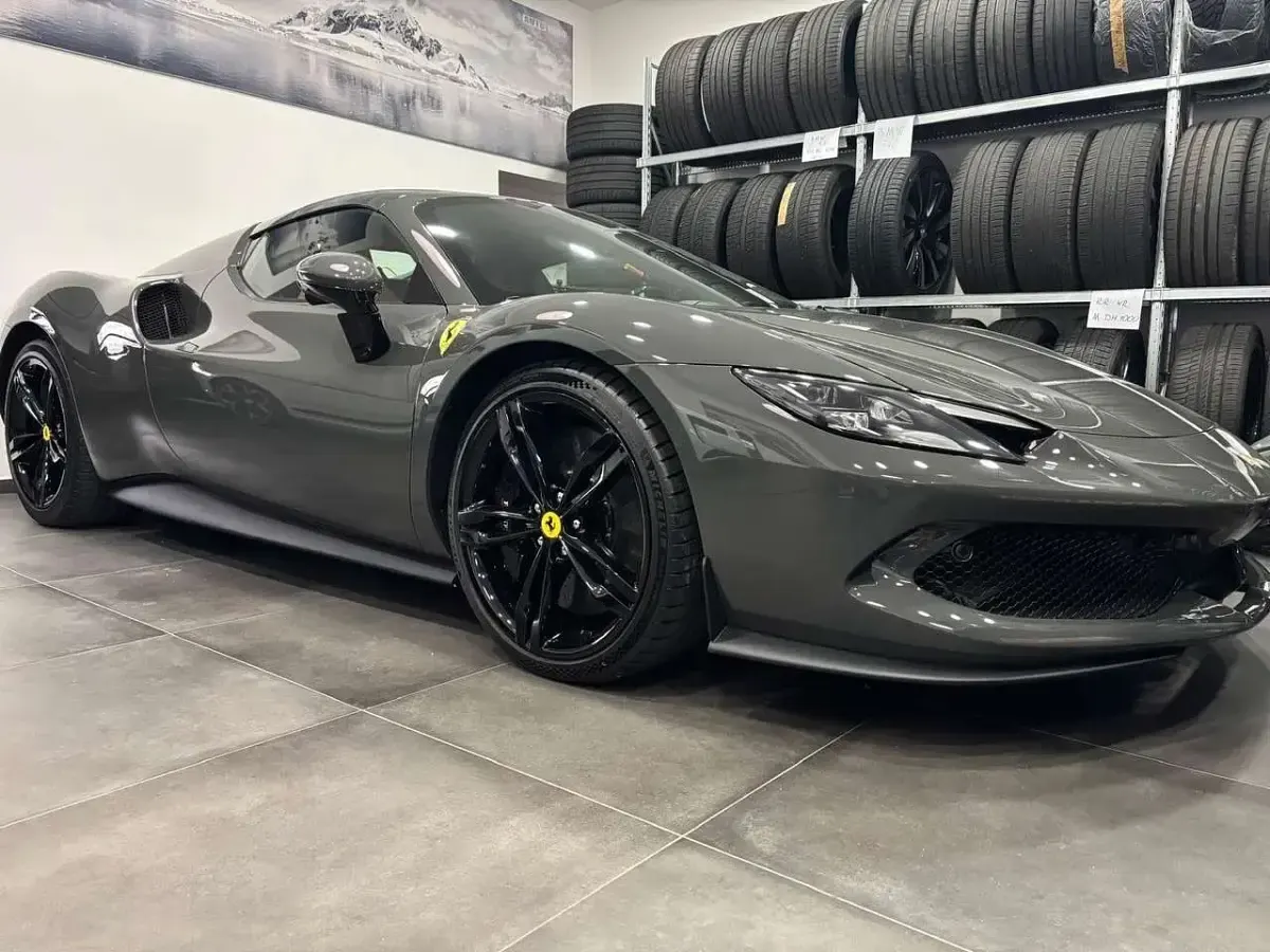 Nouă Ferrari 296 829 CP (609 kW) 2026 Gri Cabrio