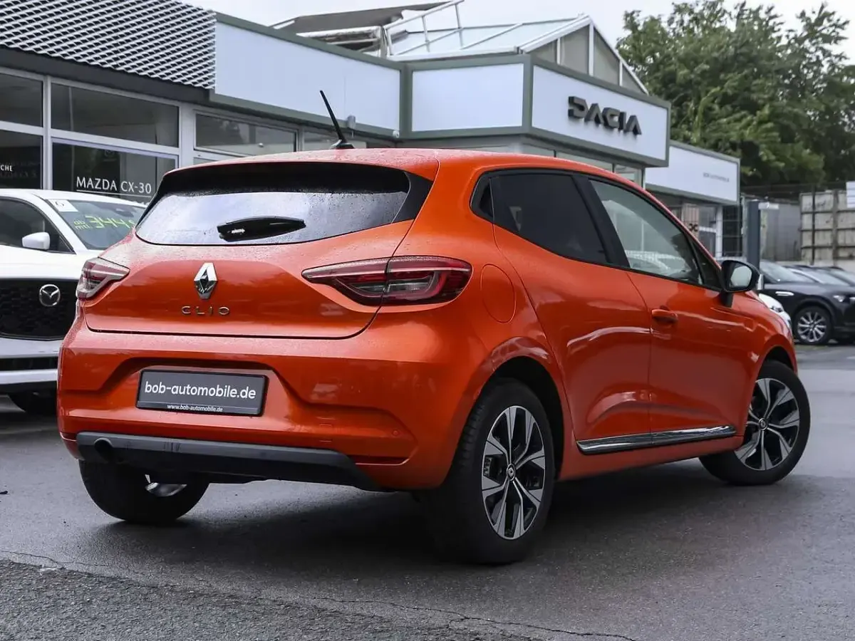 Gebraucht Renault Clio V Evolution 91 PS (66 kW) 2023 Valenciaorange met (blau) Limousine